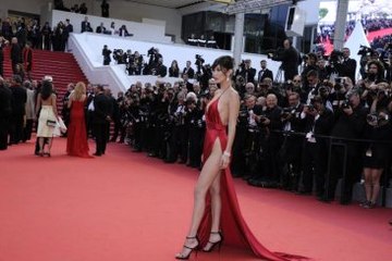 Model Bella Hadid, Giydiği Kıyafetle Film Galasını Gölgede Bıraktı