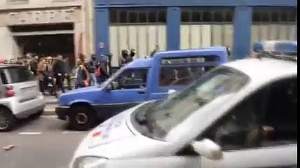 Des manifestants Nuit debout mettent le feu à une voiture de Police occupée