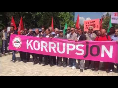 Naftëtarët e Ballshit protestojnë para Parlamentit: Duam bukë e dinjitet