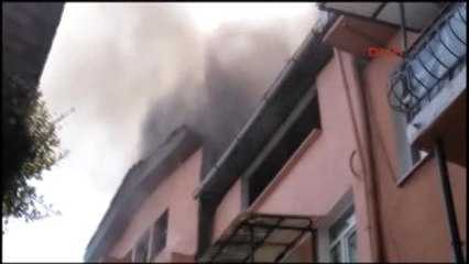 Balat'ta 3 Katlı Bina Yanıyor. Çevre Binalara Sıçrama Tehlikesi Var.