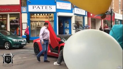 Un homme handicapé fait barrage à une Lamborghini