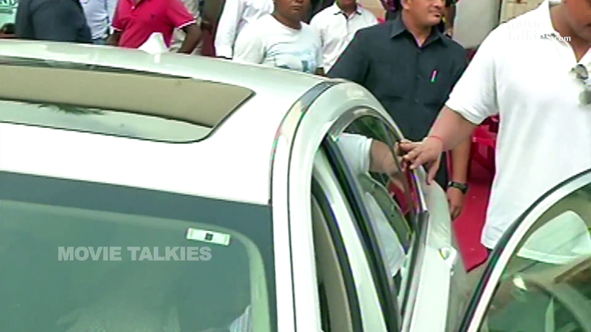⁣SRK's Party For Apple CEO Tim Cook At Mannat - Celebrity Car Entries _ Aamir,Aishwarya Rai,Amit