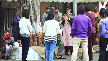 Singer Sonu Nigam goes unrecognised as old street musician, what boy did with him? unbelievable video