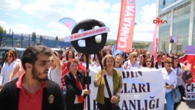 AK Parti Genel Merkezi'ne Siyah Çelenk Bırakmak İsteyen CHP'liler ile Polis Arasında Arbede