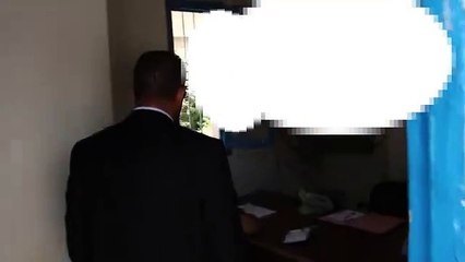 والي قفصة يفاجئ عونا بإدارة يغط في النوم اثناء العمل