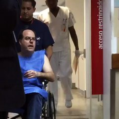 Momento en el que Julio Borges entró a la sala de quirófano tras ser agredido