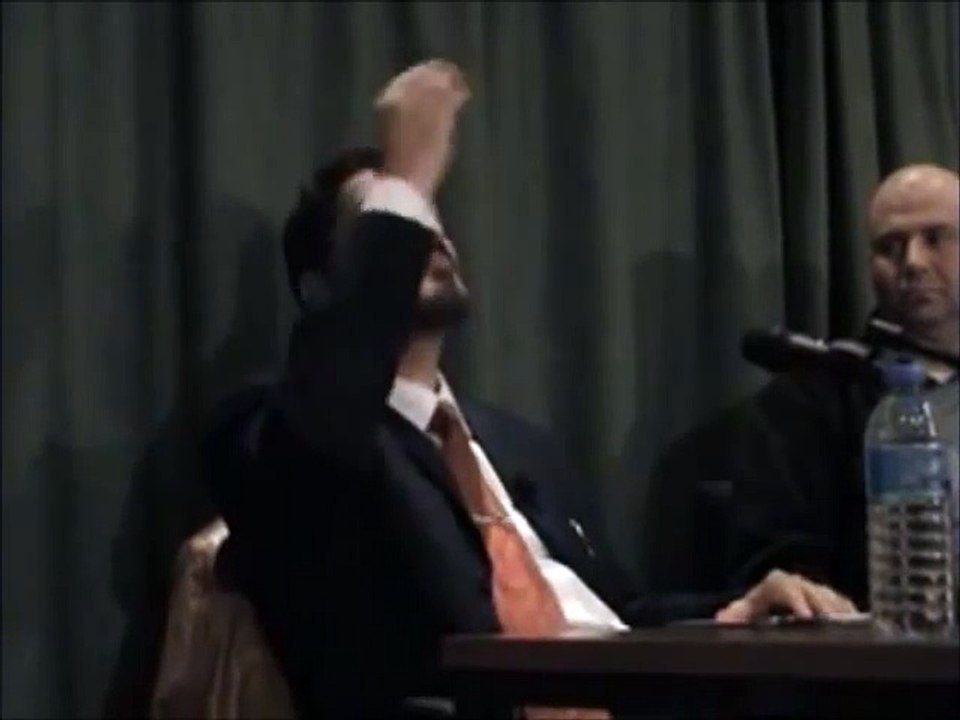 عدنان إبراهيم كان يريد شراء كتاب فوجد ثمنه تحت قدميه !!