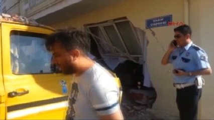 Aydın Freni Boşalan Minibüs, Oturma Odasına Girdi