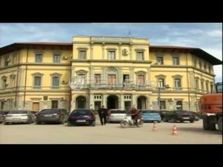 Ora News – Klosi dhurata për fëmijët e gruas së dhunuar në Vlorë