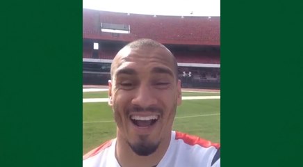 Maicon narra lance de treino e brinca: 'Se fosse eu, era caixa!'