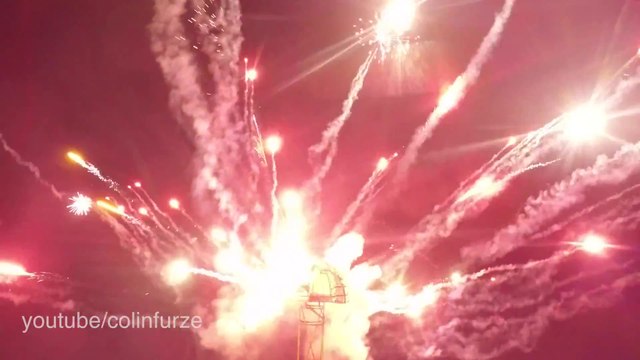 5000 feu d'artifices tirés d'une même boule à facettes !