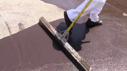 Ces ouvriers posent du goudron habillés en costards !