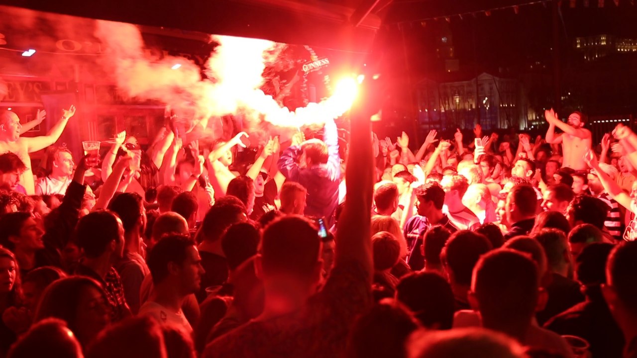 Marseille : ambiance de feu et fumigènes sur le Vieux-Port