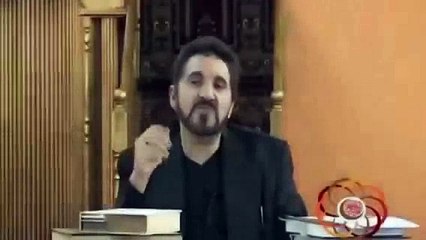 الفيلسوف عدنان إبراهيم يولف بضعة كتب في ليله