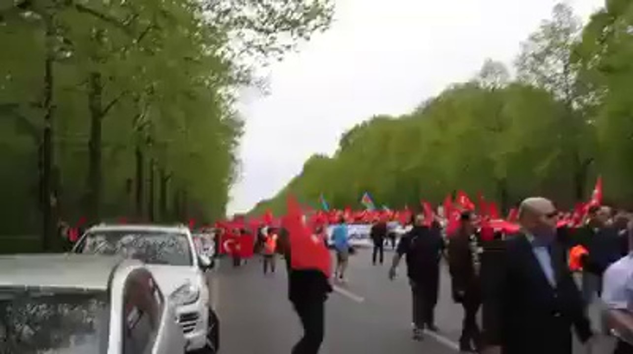 Almanya'da Yaşayan Binlerce Türk Sokaklara Döküldü.