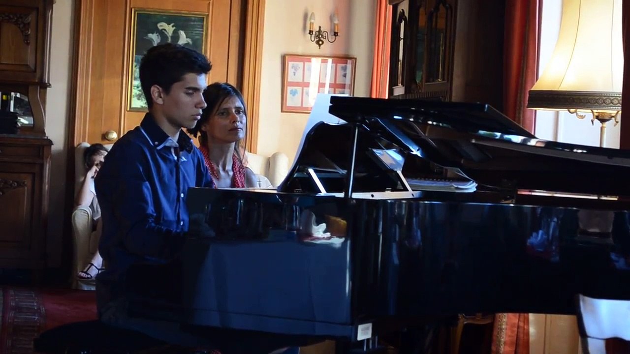 Arthur joue la BO du film "Intouchables", musique composée par Ludovico Einaudi