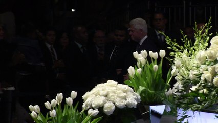 Bill Clinton arrive aux obsèques avec la femme et le fils d'Ali