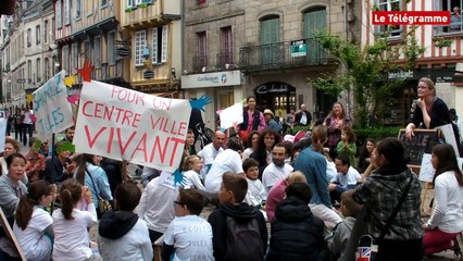 Download Video: Quimper. Une centaine de manifestants contre la fermeture de l'école Jules Ferry