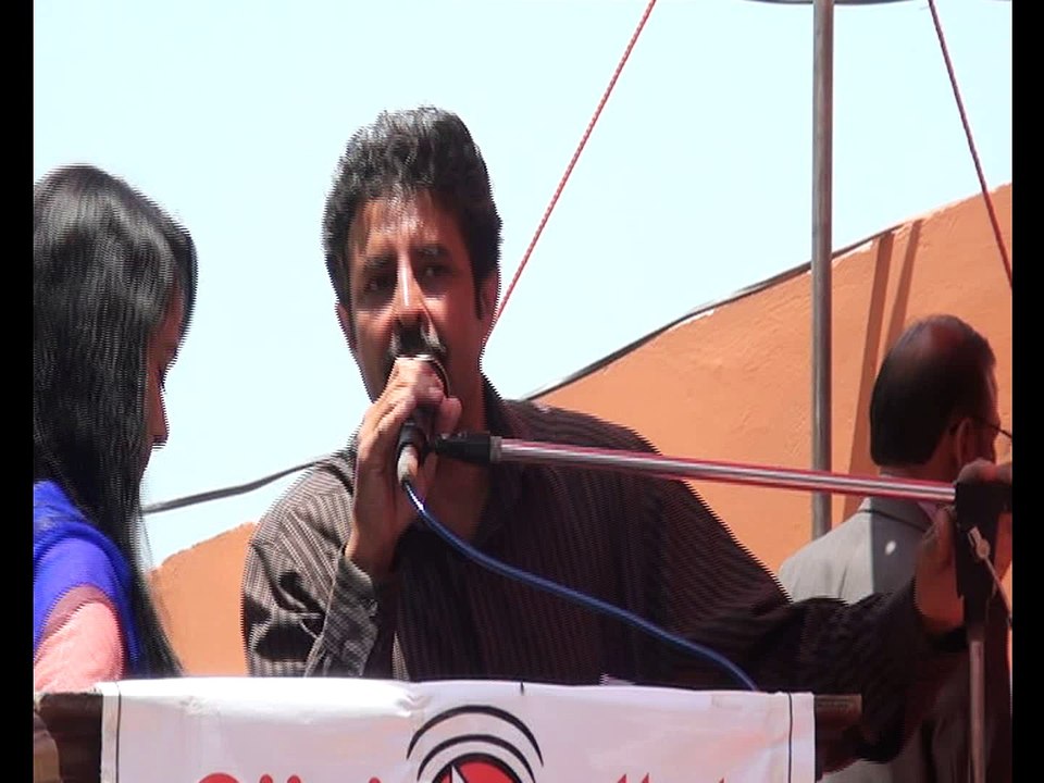 شیخ پرویز صاحب مری میں ہونے والے سپیشل بچوں کے پروگرام میں بچوں کو گفٹ دیتے ہوے