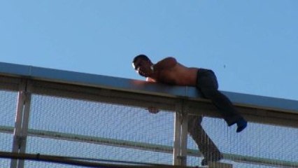 Duyarsız Vatandaşlar, Yürekleri Ağza Getiren İntiharı Telefonlarına Kaydetti