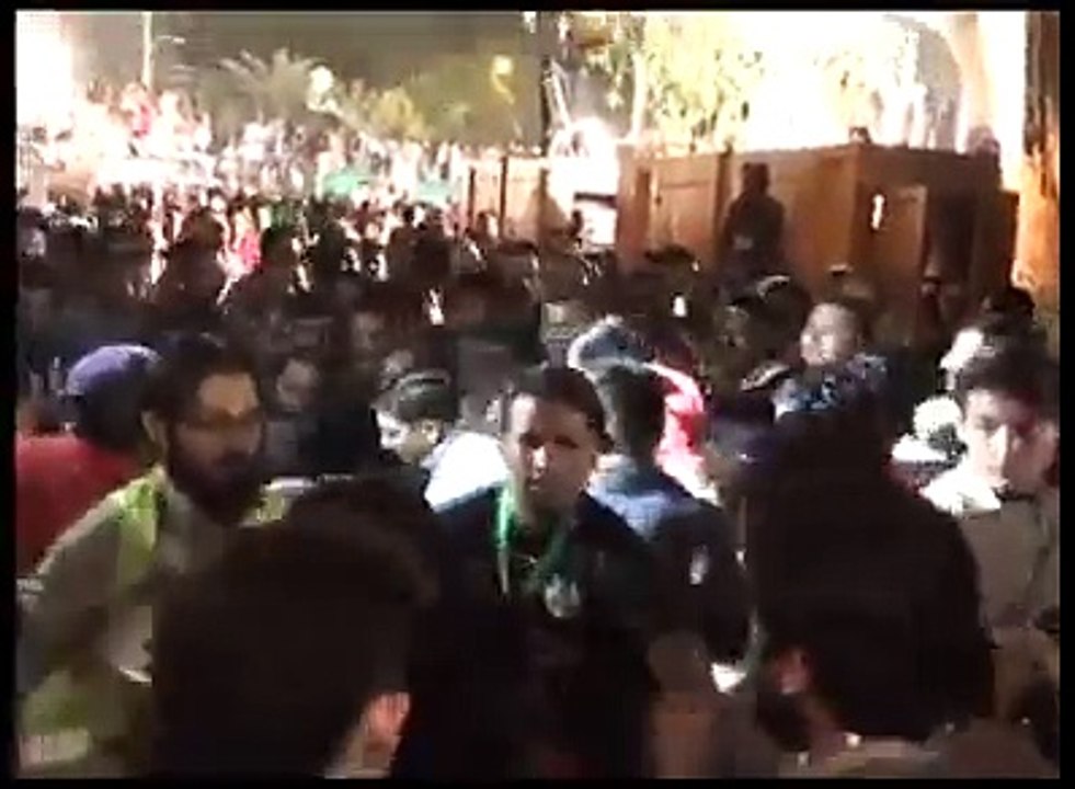 Pti Ki Khawateen ke Sath Bad salooki Ki Aik Aur Vedio. Bachay Na Dekhain