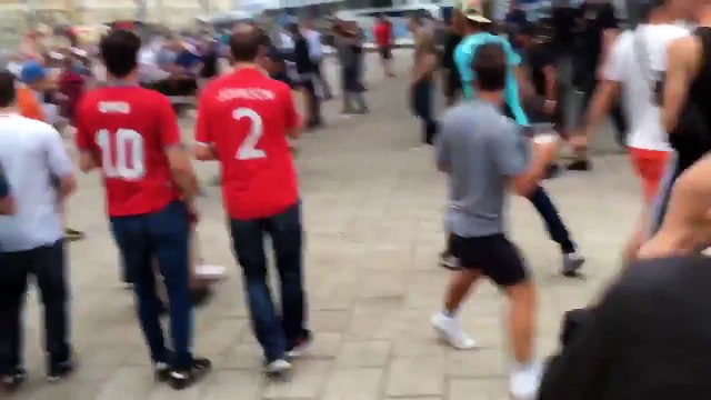 Supporters Anglais se battent contre les supporters russes