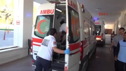 Şanlıurfa'da Tarım İşçilerini Taşıyan Kamyonet Kaza Yaptı 2 Ölü 21 Yaralı