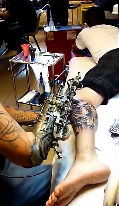 Il tatoue avec son bras biomécanique - Vidéo Dailymotion