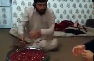 Brave Pathan Eating Lal Mirch - Funny Pashto Clips