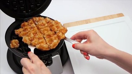 Elle prépare des oeufs dans un gaufrier, regardez ce qu'elle obtient !