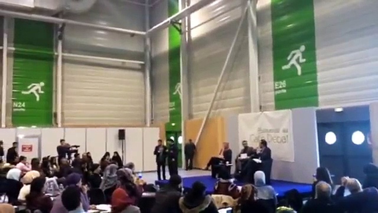 فضيحة جديدة لمجموعة FEMEN بعد نزع تيابها تنهال بظرب على TARIQ RAMADAN