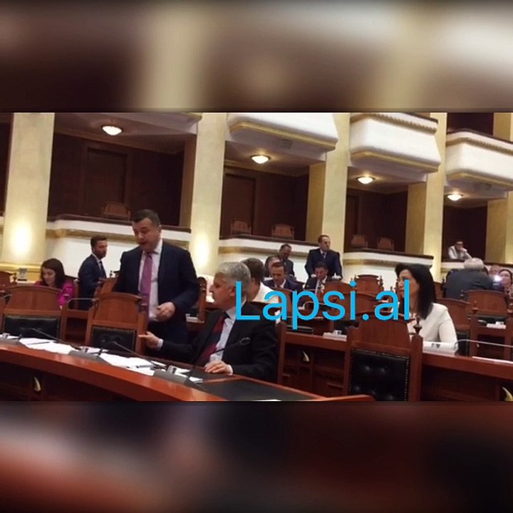 Blushi ne parlament kunder Taulant Balles