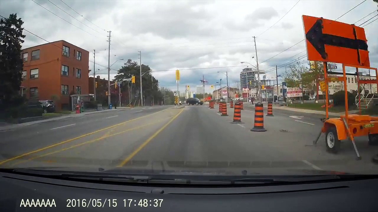 Un conducteur bourré se tape un mur puis plusieurs voitures !