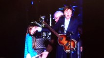 A 11ans elle monte sur scène pour jouer avec Paul McCartney de la basse lors d'un concert