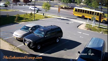 Un enfant manque de se faire découper en sortant du bus par un 4x4