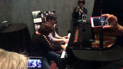 Ils jouent du piano jazz à 4 mains dans un Bar... Enorme !