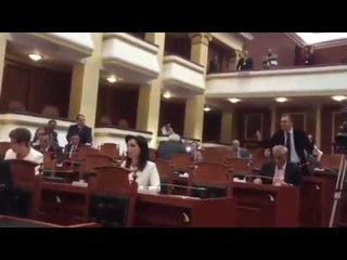 BLUSHI: ELVIS RROSHI ME KERCENOI ME MESAZH