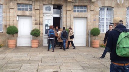 Occupation de la mairie par les manifestants.