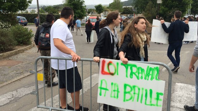 Loi travail: les lycéens manifestent dans les rues de Châteaulin