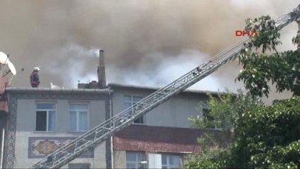 Balat'ta Yangın : 2 Bina, 1 Otomobil Kül Oldu. 3 Binada Hasar Var