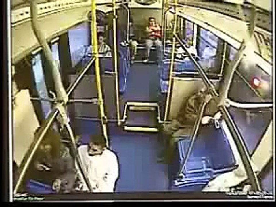 Coup de frein brutal avec un bus