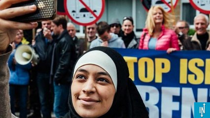 Ce selfie d'une femme voilée devant une manif islamophobe a conquis le web