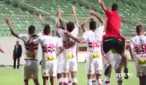 Jogadores do São Paulo cantam com a torcida após classificação heróica