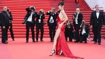 Bella Hadid a Cannes, il vestito mostra troppo