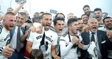 Şampiyon Beşiktaş Kupasını Alıyor
