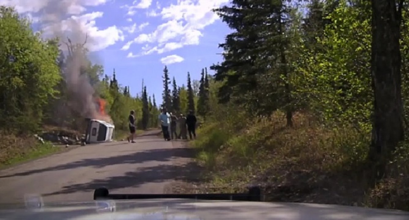 Le sauvetage d'un homme coincé dans une voiture en feu