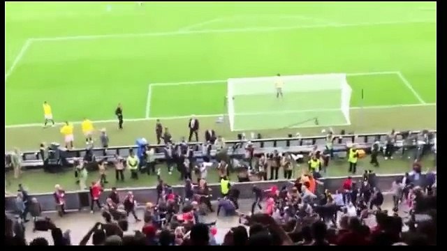 Une bagarre en plein stade entre les supporters avant Liverpool-Séville