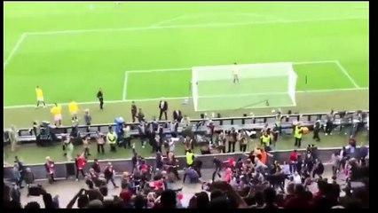 Une bagarre en plein stade entre les supporters avant Liverpool-Séville