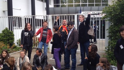 Rassemblement devant le commissariat après l'interpellation de deux manifestants.