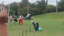 Ce golfeur shoot dans un Marshmallow et le rattrape avec sa bouche